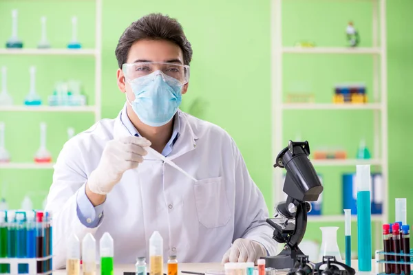 Man chemicus werkt in het lab — Stockfoto