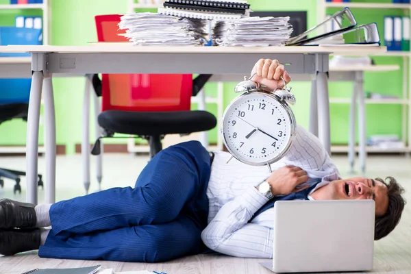 Uomo d'affari frustrato stressato dal lavoro eccessivo — Foto Stock