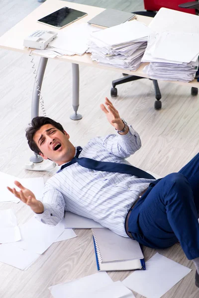 Frustrierter Geschäftsmann durch übermäßige Arbeit gestresst — Stockfoto