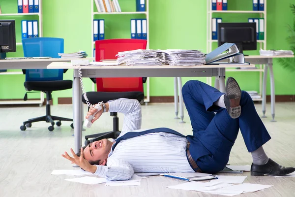 Frustrierter Geschäftsmann durch übermäßige Arbeit gestresst — Stockfoto