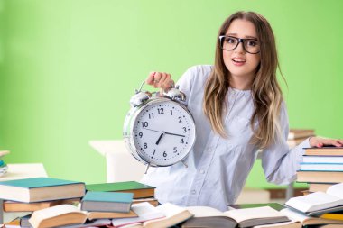 Sınavlara zamanında hazırlanan genç kız öğrenci.