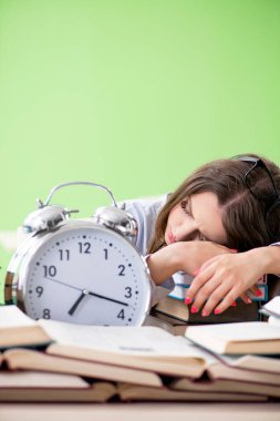 Sınavlara zamanında hazırlanan genç kız öğrenci.