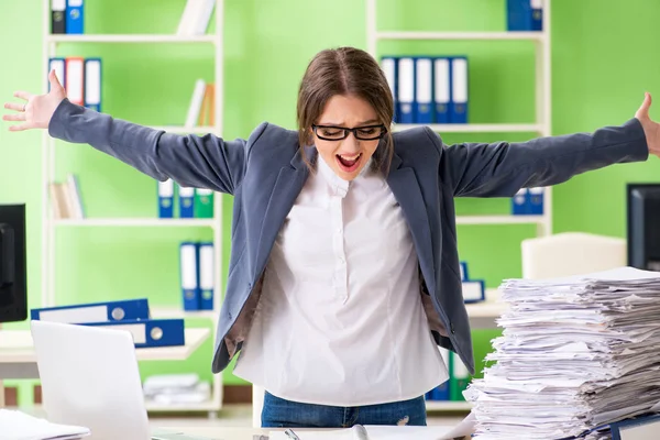 Jeune employée très occupée par la paperasserie en cours — Photo