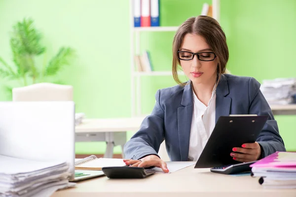 Жіночий фінансовий менеджер, що працює в офісі — стокове фото
