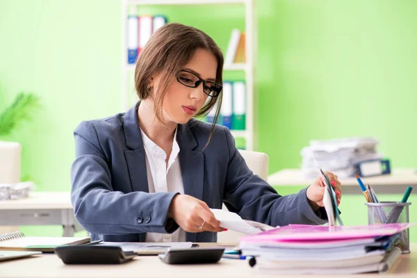 Vrouwelijke financieel manager werkzaam in het kantoor — Stockfoto