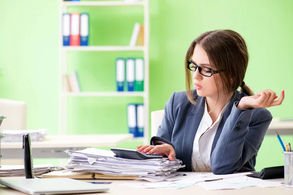 Gestora financiera femenina trabajando en la oficina — Foto de Stock