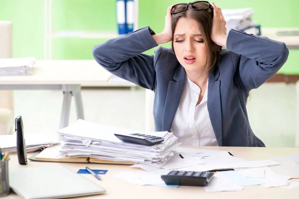 Female financial manager working in the office — Stock Photo, Image