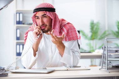 Ofiste çalışan Arap işadamı.