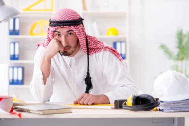 Arap mühendis yeni proje üzerinde çalışıyor