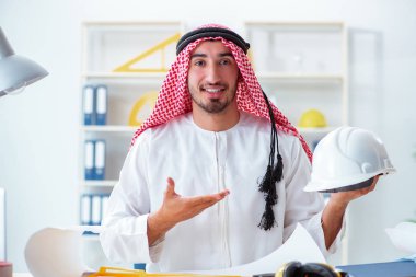 Arap mühendis yeni proje üzerinde çalışıyor