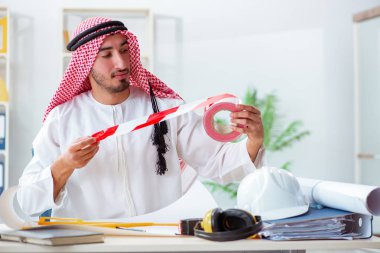 Arap mühendis yeni proje üzerinde çalışıyor