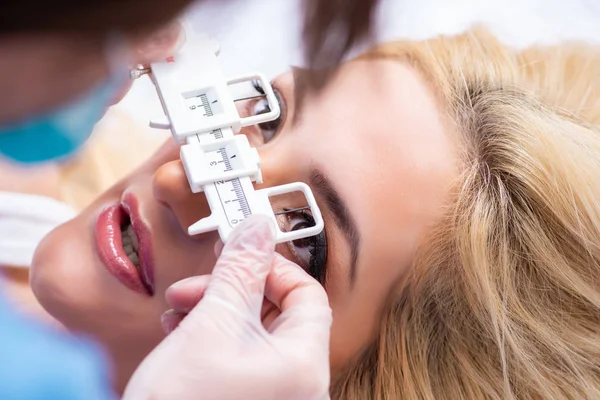 Femmina oftalmologo sta controllando paziente femminile in occhio doct — Foto Stock