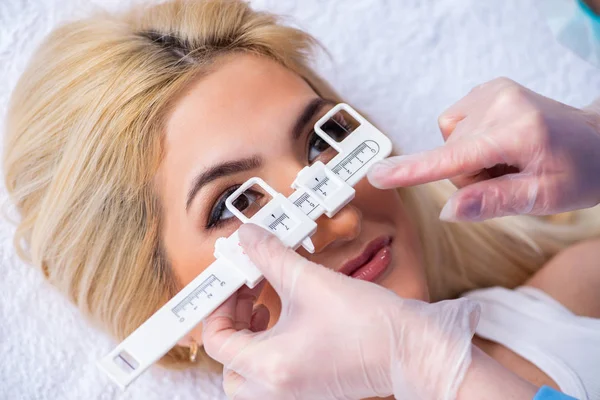 La oftalmóloga está revisando a la paciente femenina en oftalmología ocular — Foto de Stock