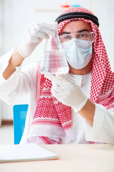 Arab vegyész ellenőrzi az ivóvíz minőségét — Stock Fotó