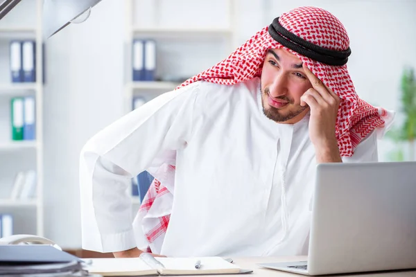 Arabische zakenman werkzaam in het kantoor — Stockfoto