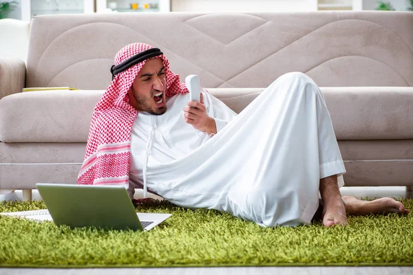 Uomo arabo che lavora a casa sul suo lavoro — Foto Stock