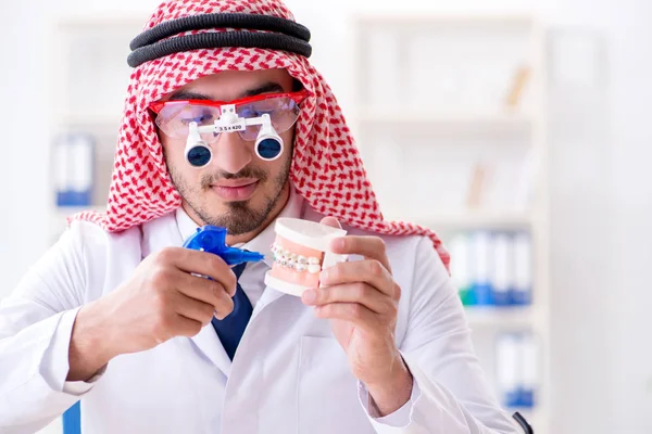 Odontólogo árabe trabajando en un nuevo implante dental —  Fotos de Stock