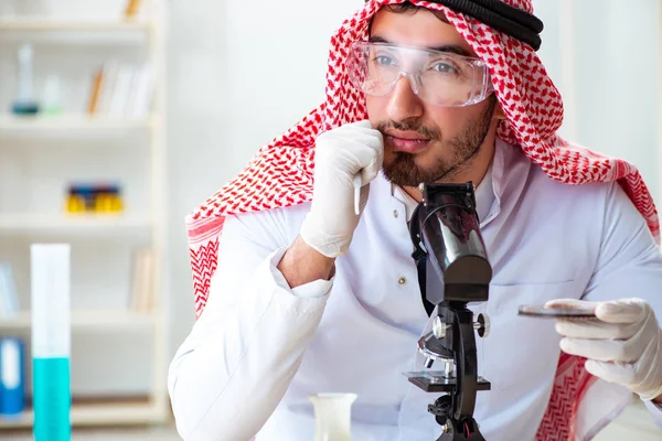 研究室で働いているアラブの化学者 — ストック写真