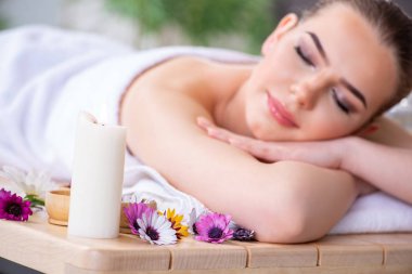 Kaplıcadaki masaj sırasında kadın