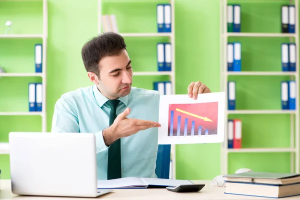 Masculino gerente financeiro trabalhando no escritório — Fotografia de Stock