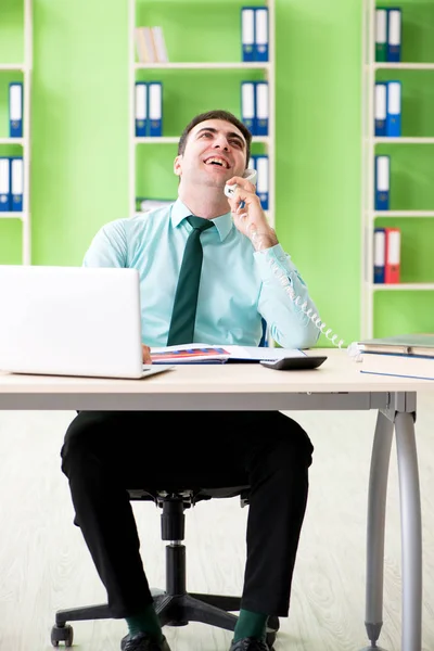 Gerente financiero masculino que trabaja en la oficina — Foto de Stock