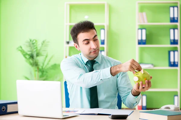 Gerente financiero masculino que trabaja en la oficina — Foto de Stock