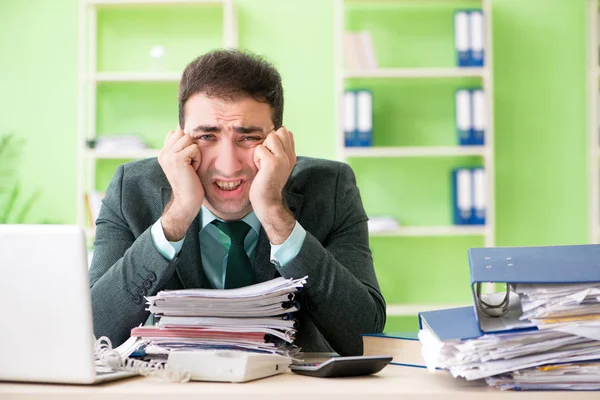 Empresário irritado com excesso de trabalho sentado no escritório — Fotografia de Stock