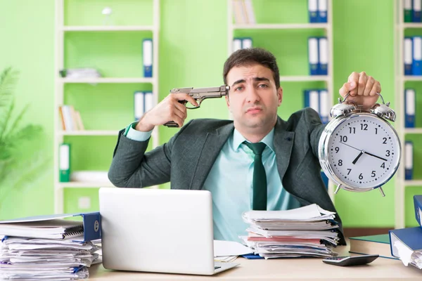 Uomo d'affari arrabbiato con il lavoro eccessivo seduto in ufficio in t — Foto Stock