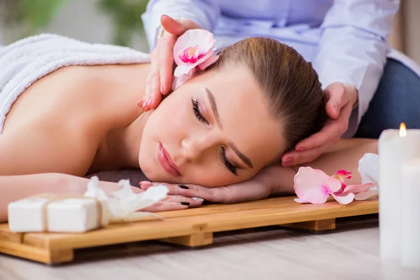 Young woman during spa procedure in salon — Stock Photo, Image
