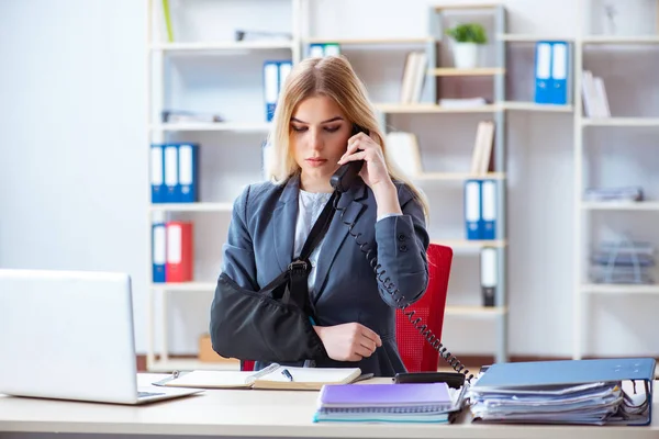 Lavoratrice infortunata che lavora in ufficio — Foto Stock