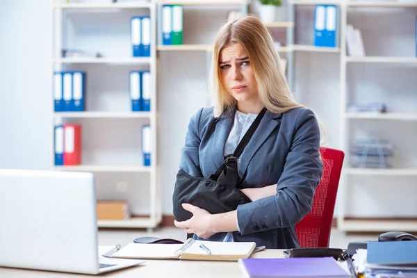 Gewonde vrouwelijke werknemer die in het kantoor werkt — Stockfoto