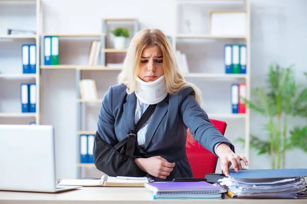 Injured female employee working in the office — Stock Photo, Image