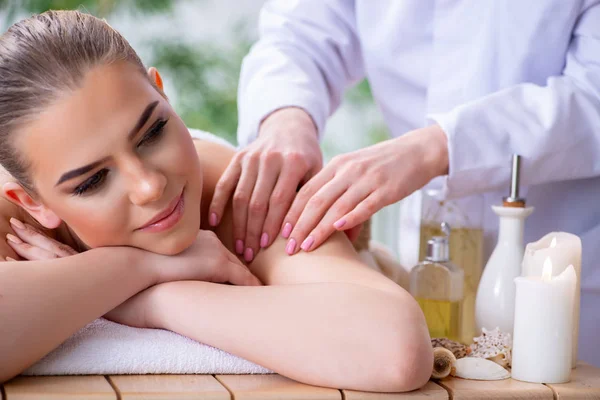 Mujer durante la sesión de masaje en spa — Foto de Stock