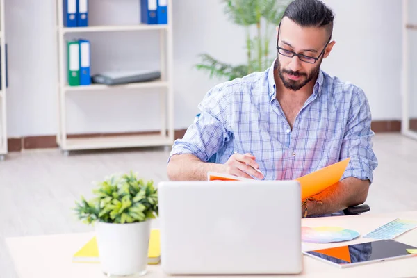 Joven diseñador trabajando en su estudio en un nuevo proyecto — Foto de Stock