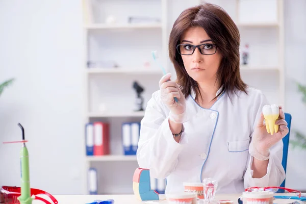 Mujer dentista trabajando en implantes dentales — Foto de Stock