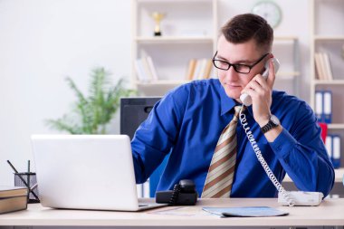 Masada çalışan genç işadamı.  