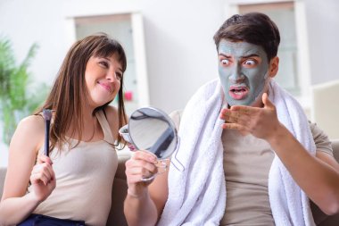 Yüzüne kilden maske takan yakışıklı