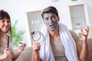 Yüzüne kilden maske takan yakışıklı