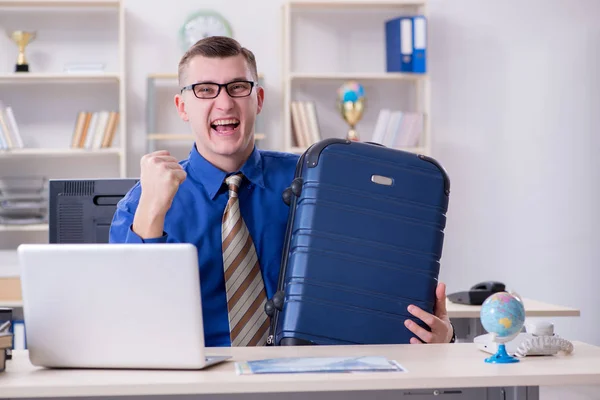 Young employee preparing for vacation trip — Stock Photo, Image