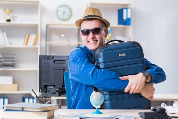 Joven empleado preparándose para el viaje de vacaciones —  Fotos de Stock