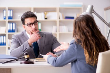 Avukat müvekkil ile hukuk davasını tartışıyor
