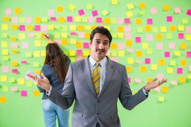 İş arkadaşları gelecekteki öncelikleri tartışıyor