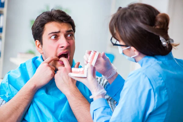 Patiënt bang voor tandarts tijdens doktersbezoek — Stockfoto