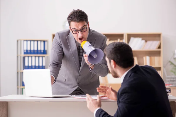 Chefe irritado gritando com seu empregado — Fotografia de Stock