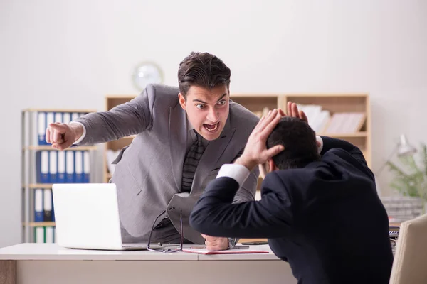 Dühös főnök kiabál az alkalmazottjával. — Stock Fotó