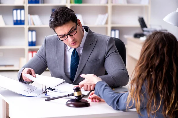 Abogado discutiendo caso legal con cliente — Foto de Stock