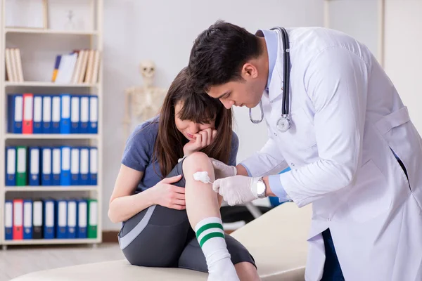 Médico visitante del paciente después de sufrir lesiones deportivas — Foto de Stock