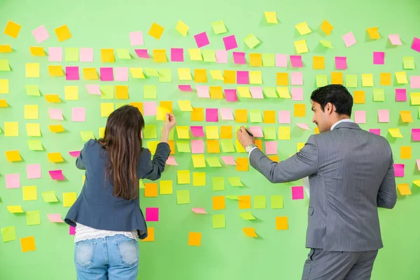 Affärskolleger diskuterar framtida prioriteringar — Stockfoto