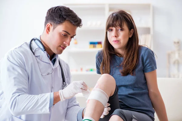 Paciente médico visitante após sofrer lesão esportiva — Fotografia de Stock