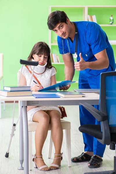 Paciente do sexo feminino visitando médico masculino no conceito médico — Fotografia de Stock